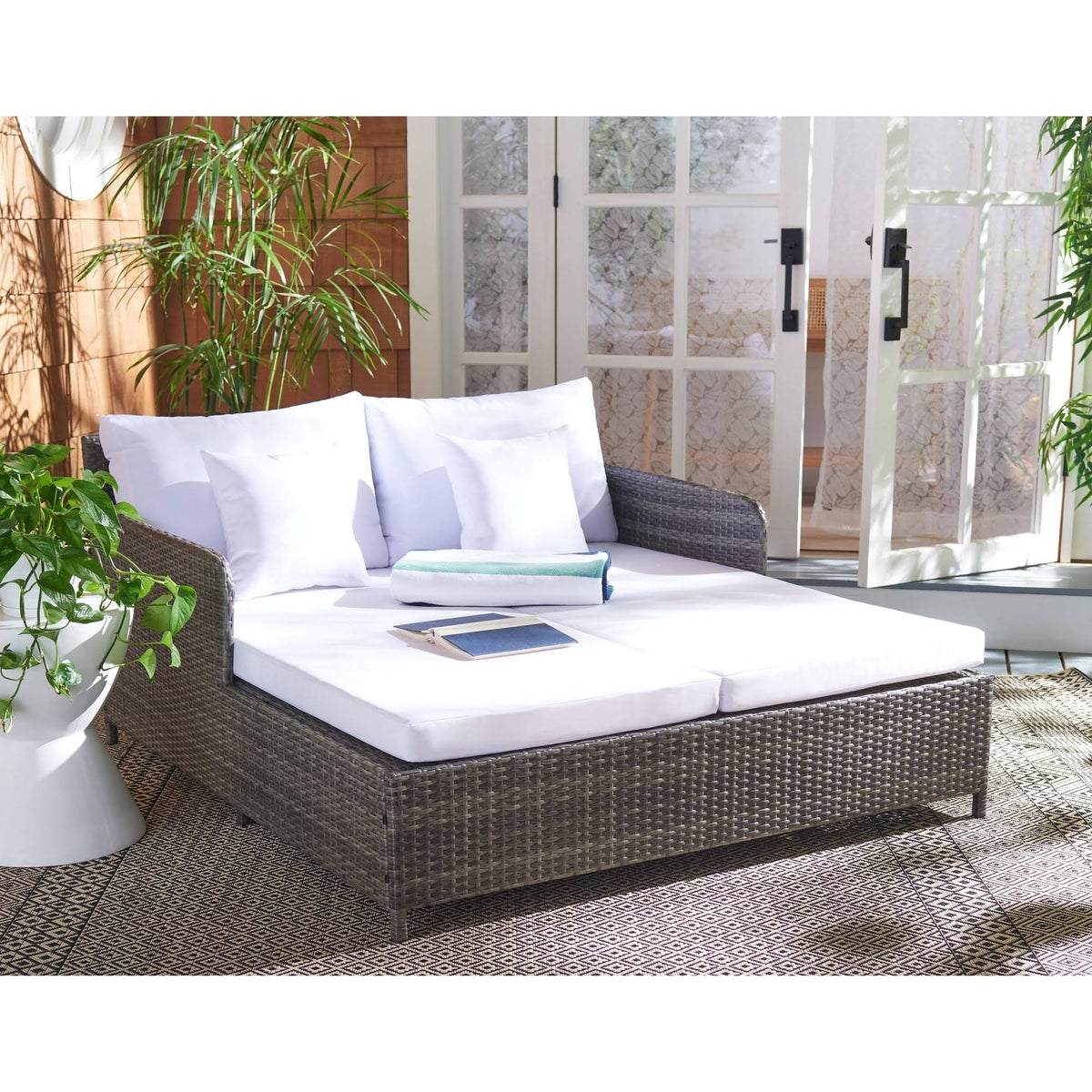 Grey and White Daybed P226336